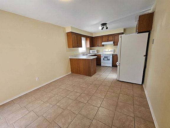 3rd image of 199 Livingstone St W