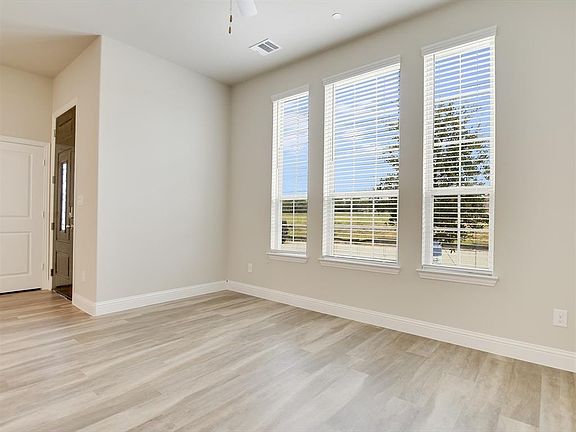 3rd image of 7512 Palisades Dr