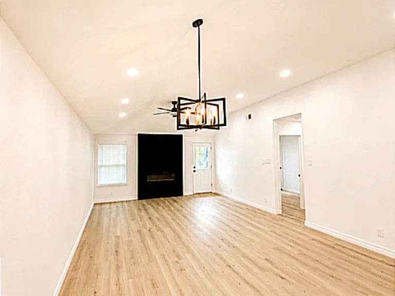 6725 Windwillow Dr — Photo 2