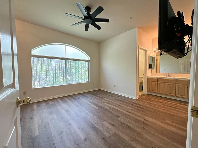 427 W Doran St #106 — Photo 10
