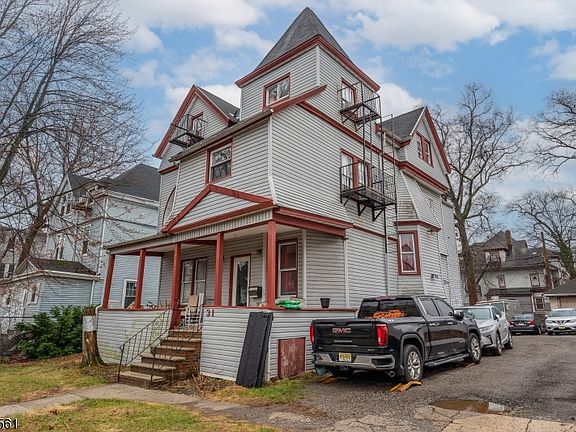 3rd image of 31 Chestnut St