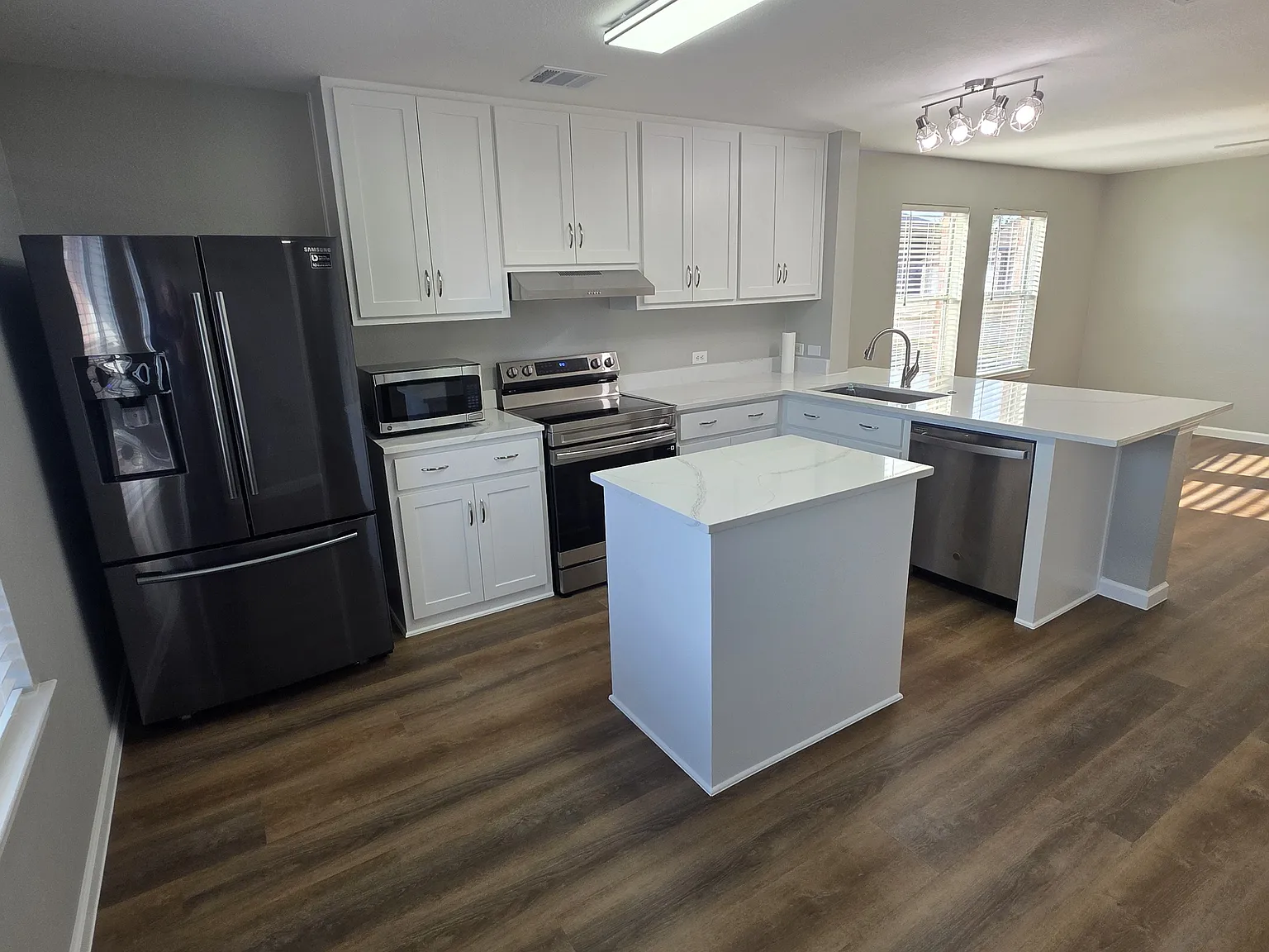 3 bed, 1228 sqft, $1,900 — Photo 3