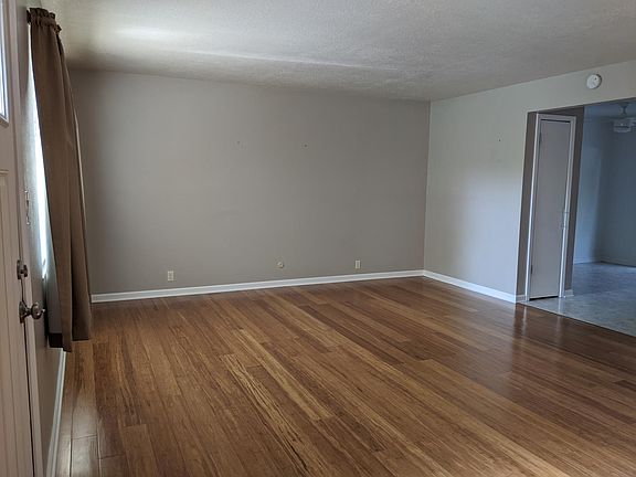 5th image of 301 S Skyline Dr