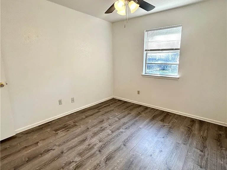 1611 Cloverdale Ct — Photo 6