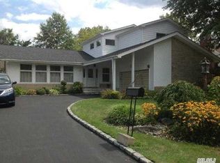 38 Peppermill Rd, Roslyn, NY 11576