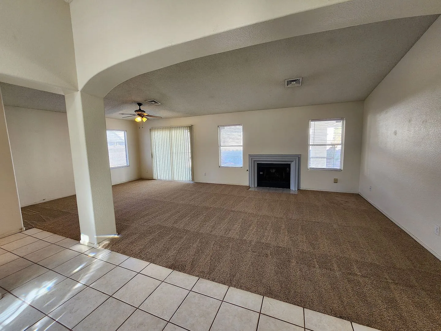 Beautiful Three Bedroom Home in Green Valley — Photo 3