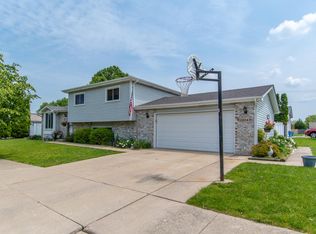 2404 Waterford Dr, Crest Hill, IL 60403