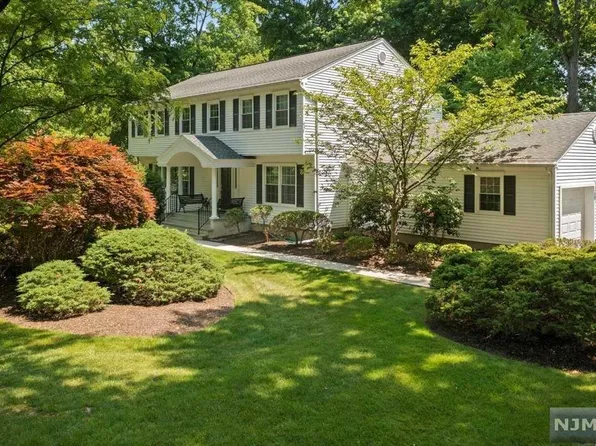 23 Heritage Ct, Woodcliff Lake, NJ 07677