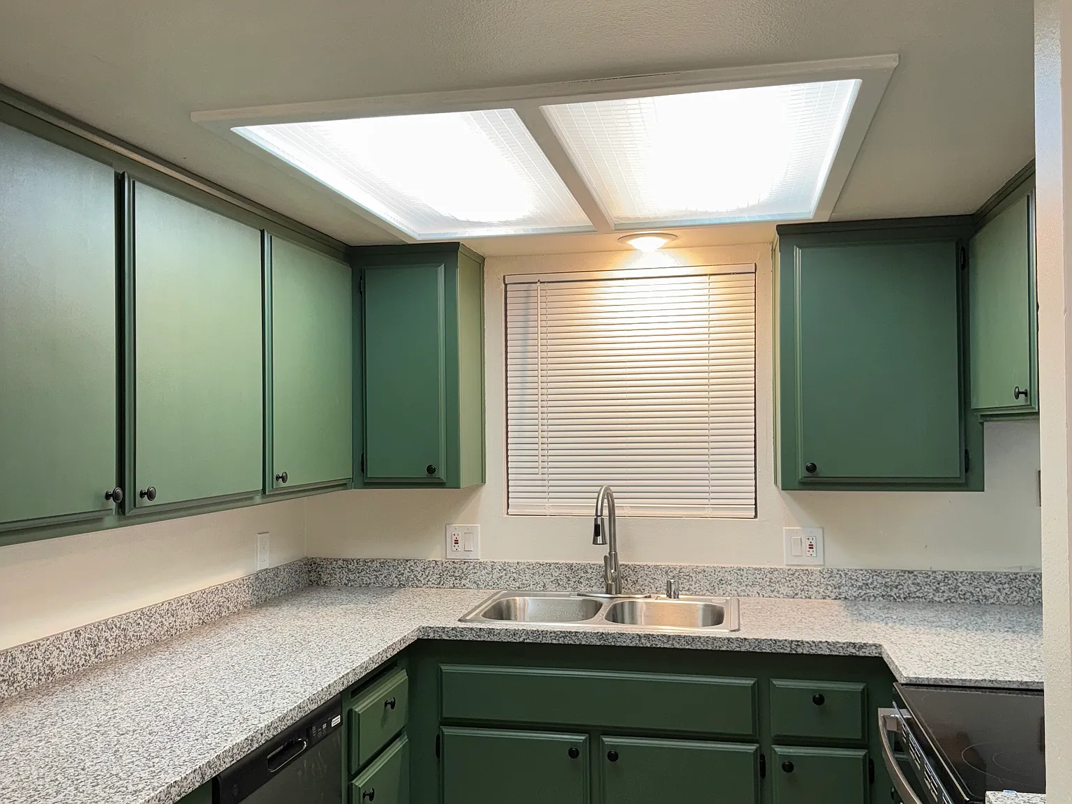 2 bed, 1.5 bath, 950 sqft, $1,600 — Photo 3