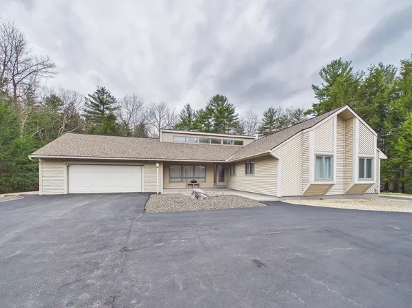 11 Pepperell Circle, Nashua, NH 03062