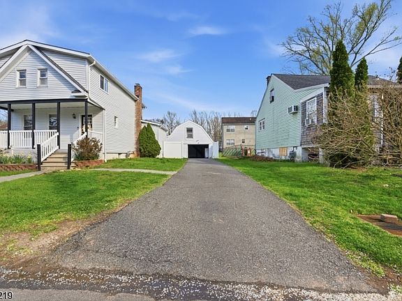4th image of 129 Willow Ave