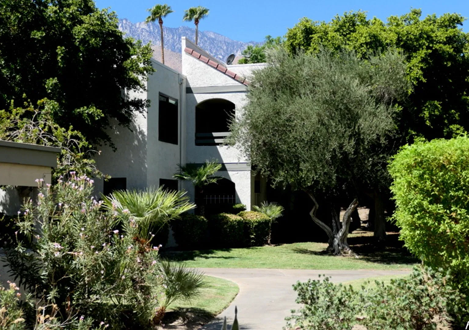 Riviera Gardens Long Term Unfurnished! Fantastic! — Photo 2