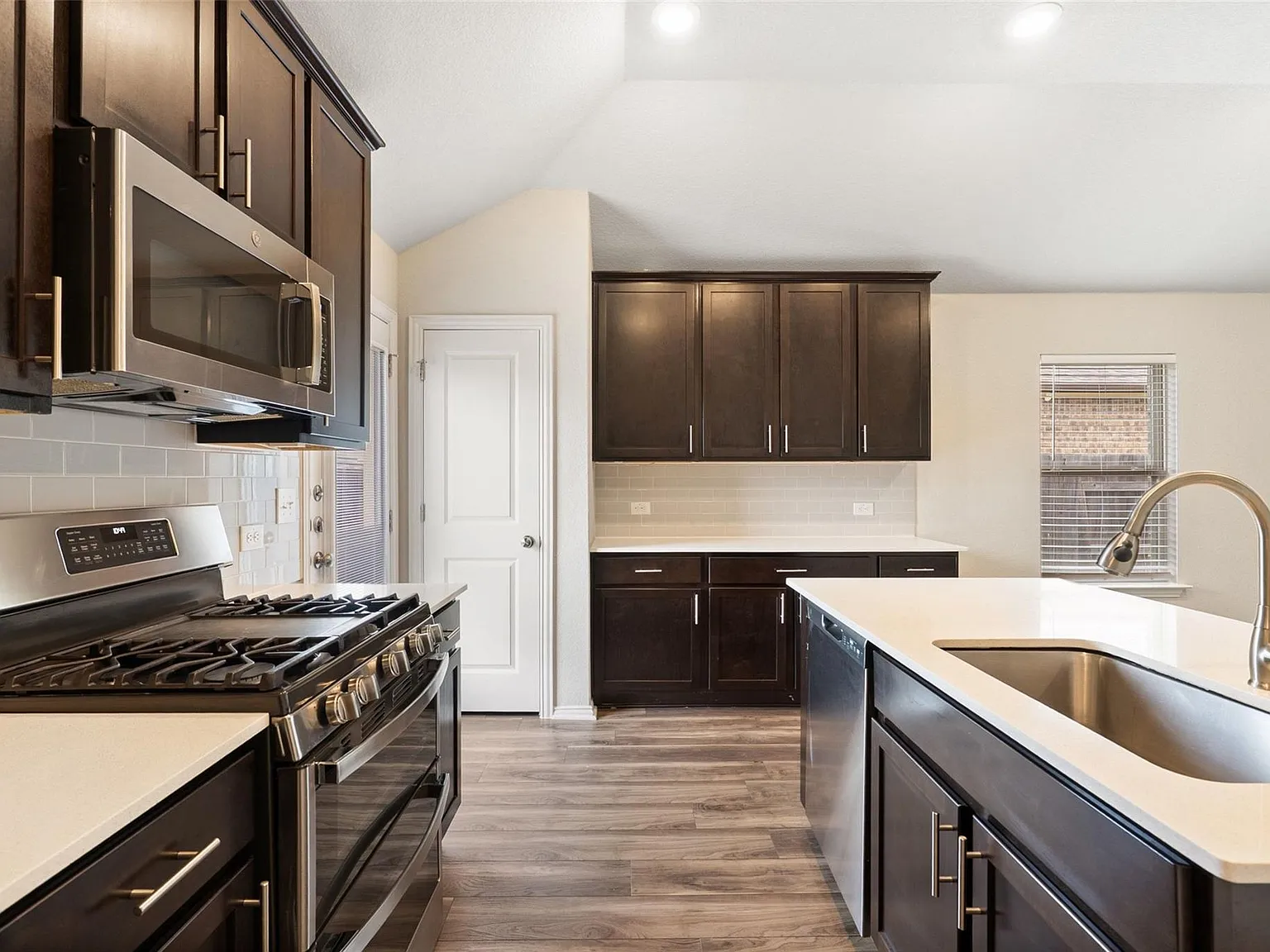 4 bed, 2.0 bath, 1742 sqft, $2,100 — Photo 4