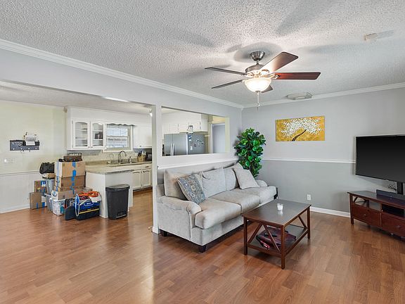 3rd image of 1485 Orleans Ct W