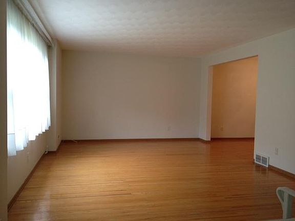 4th image of 10 Glenbrook Dr