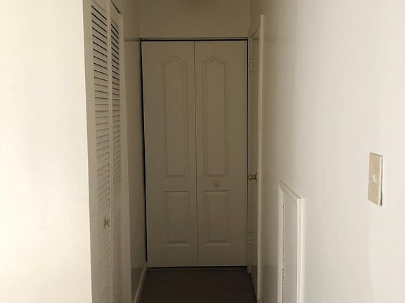 hall to main level 1/2 bathroom
