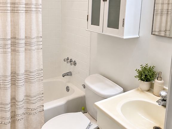 4th image of 2424 Longview Ave SW #1