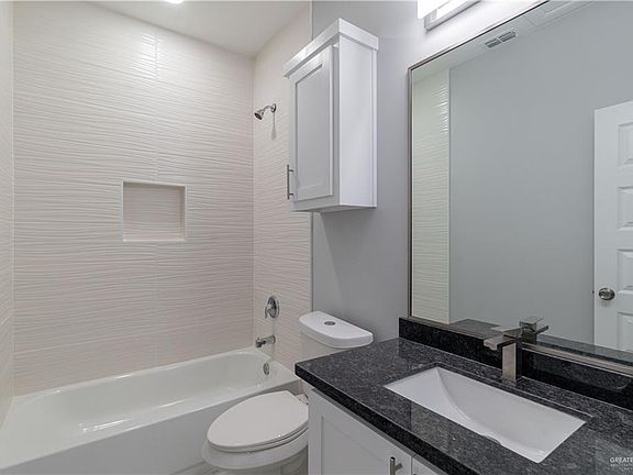 5th image of 901 N Clarence Ave #4