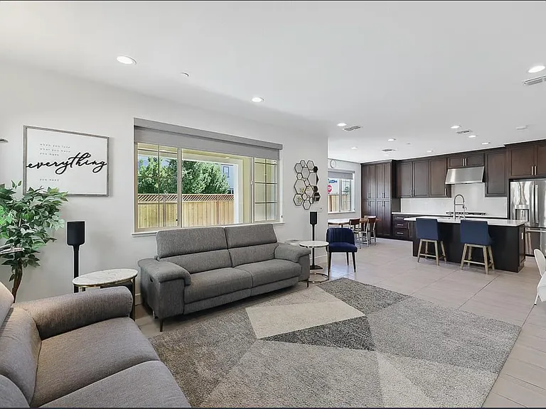 410 E Redberry Pl — Photo 6