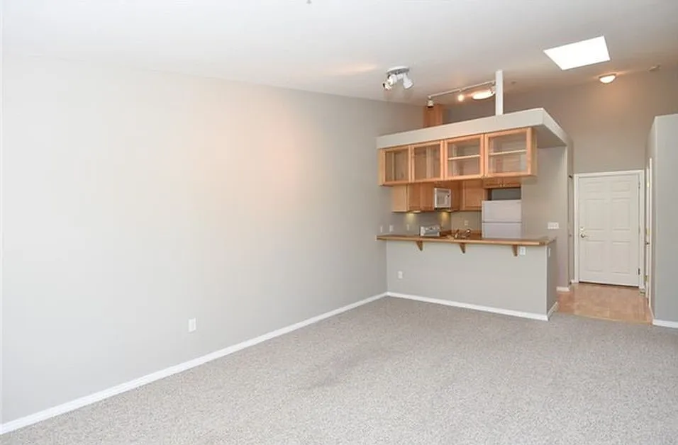 Top Floor 2bed/1.25bath Condo w/Secure Parking — Photo 4
