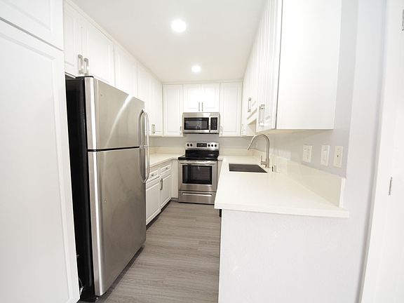 4th image of 219 Montana Ave APT 303