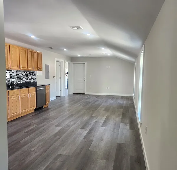 880 Main St #3 — Photo 2