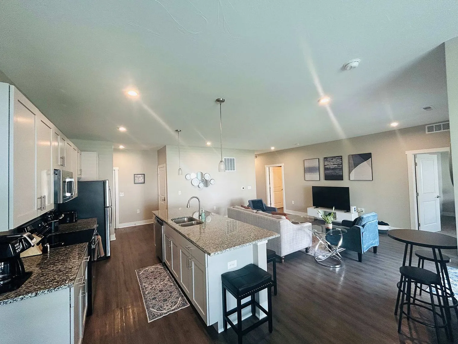 3 bed, 3.0 bath, 1668 sqft, $2,314 — Photo 3