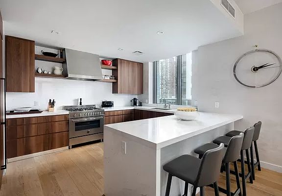5th image of 360 E 89th St #8A