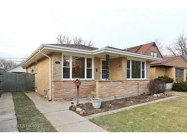 6244 N Forest Glen Ave photo 1