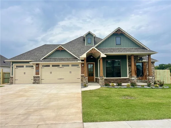 1804 Gaines St, Pea Ridge, AR 72751