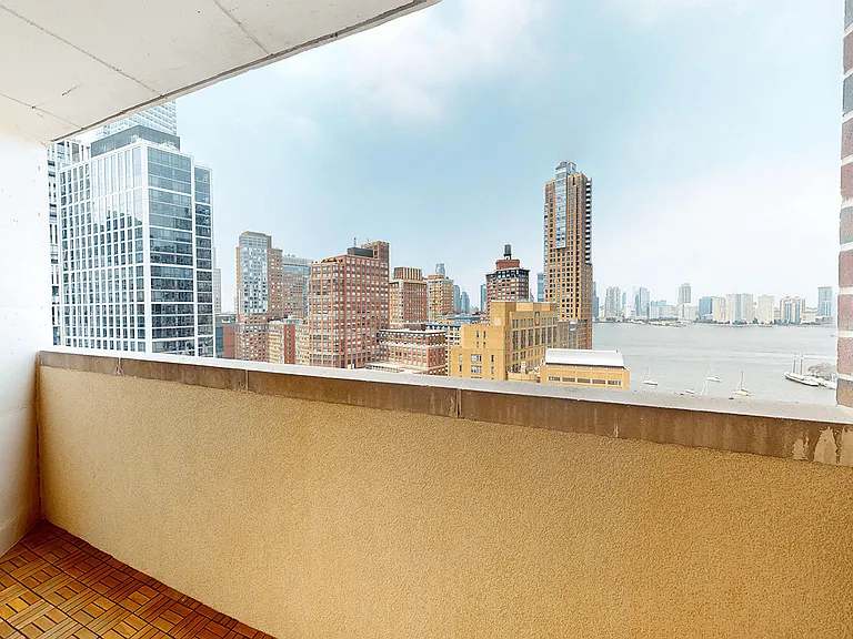 310 Greenwich St #20C — Photo 8