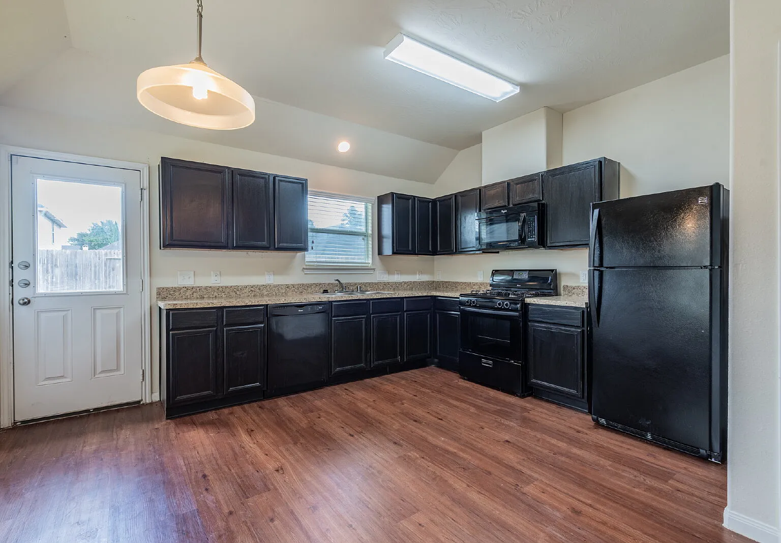 4 bed, 2.0 bath, 1410 sqft, $1,700 — Photo 1