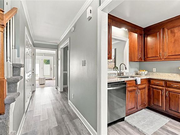 3rd image of 924 Lucas Creek Rd APT 2