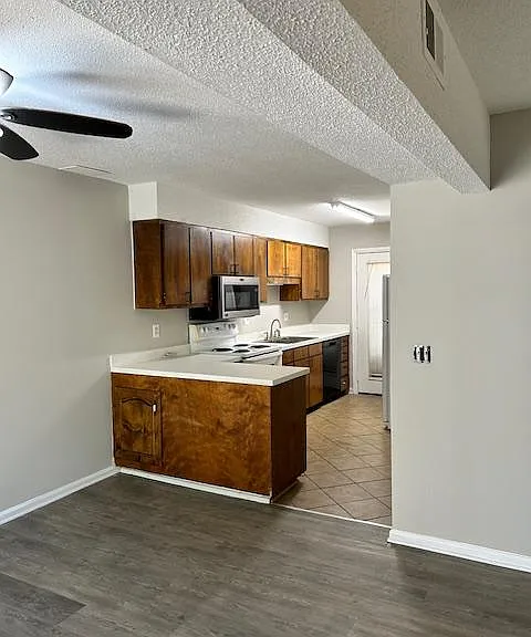 465 Hickory Hill Dr — Photo 2