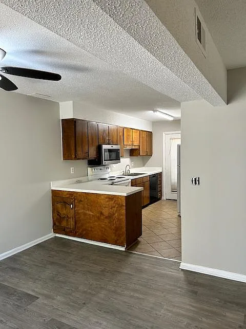Building Photo - 465 Hickory Hill Dr