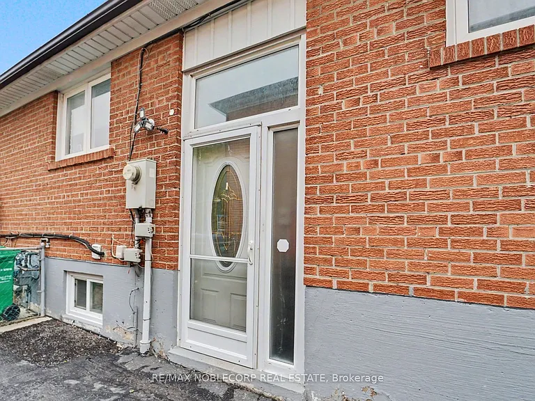 3519 Laddie Cres — Photo 2