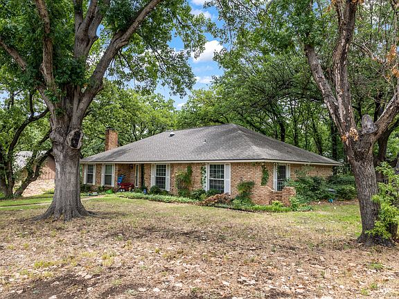 2nd image of 1707 Woodridge Cir