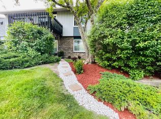 952 E Old Willow Rd APT 102, Prospect Heights, IL 60070