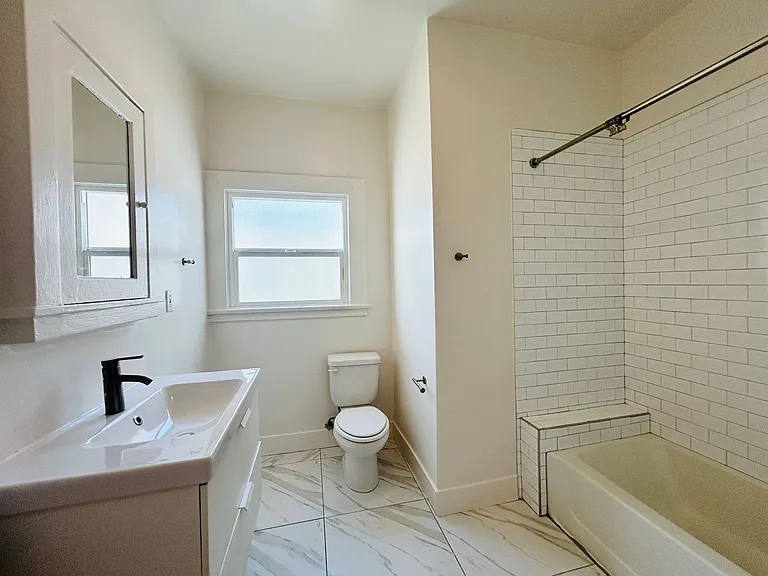 1020 N Oxford Apartments — Photo 7