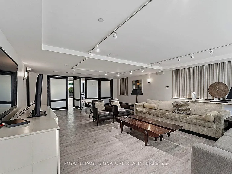 438 King St W #1417 — Photo 36