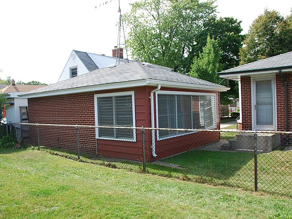 Garage with side room
