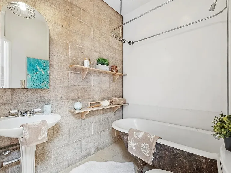 7400 Mountain Blvd #11 — Photo 3