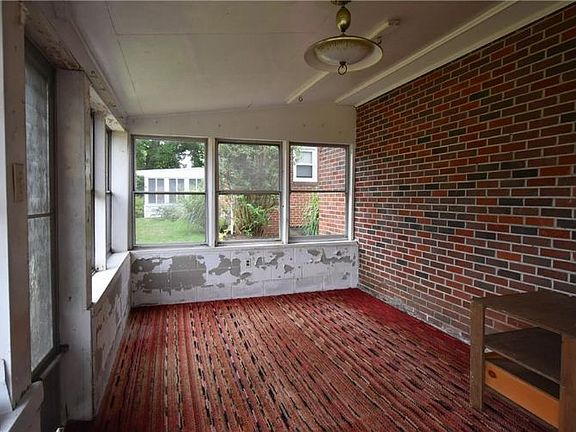 4th image of 372 Meadowbrook Ave