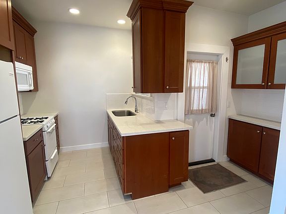 4th image of 207 Mira Mar Ave APT B