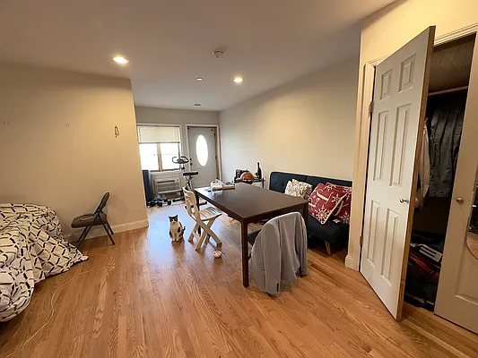 Rented by Bouklis Group | media 8