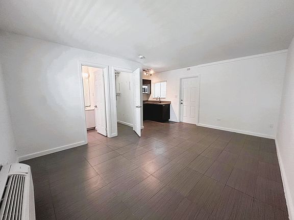 4th image of 2901 Riomar St #103