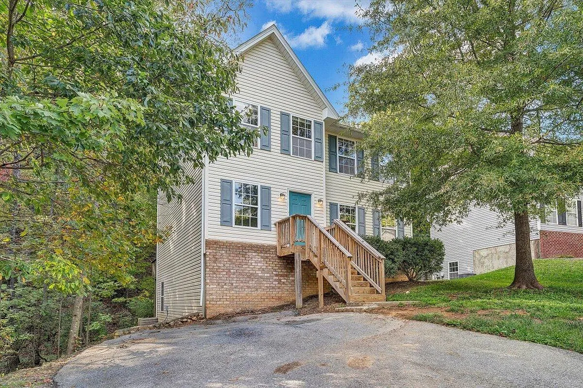 3 bed, 2.5 bath, 1786 sqft, $1,899 — Photo 1