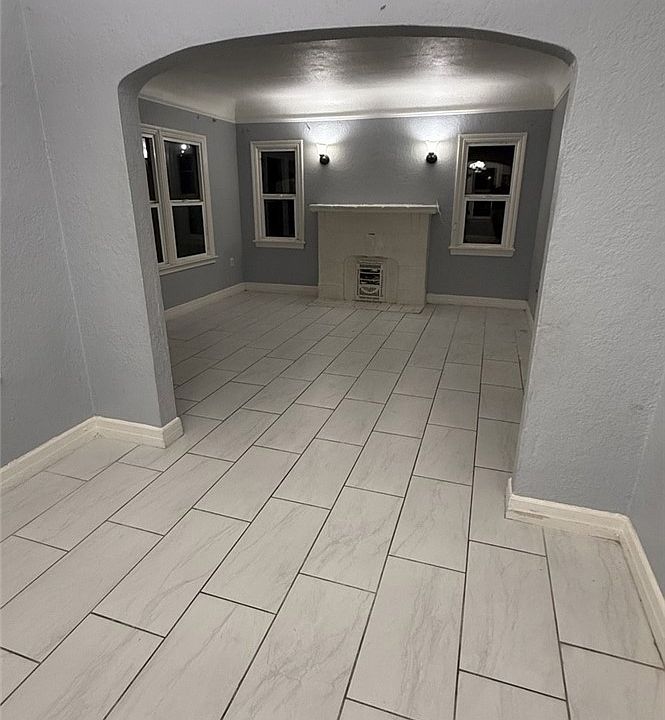 2nd image of 260 W 9th St 260