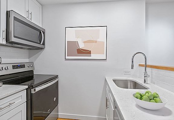 5th image of 112 E 71st St APT 3A