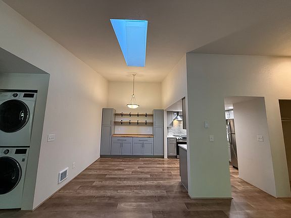 Diningroom. Skylight. Washer/Dryer